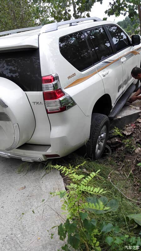【图】我的天啊,掉沟里了_普拉多论坛_汽车之家论坛