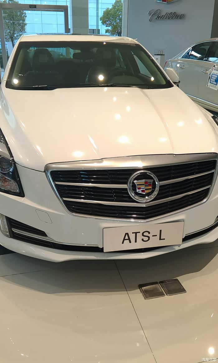 现场白色凯迪拉克ats-l