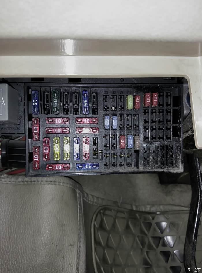 乱动桑塔纳三千的保险盒