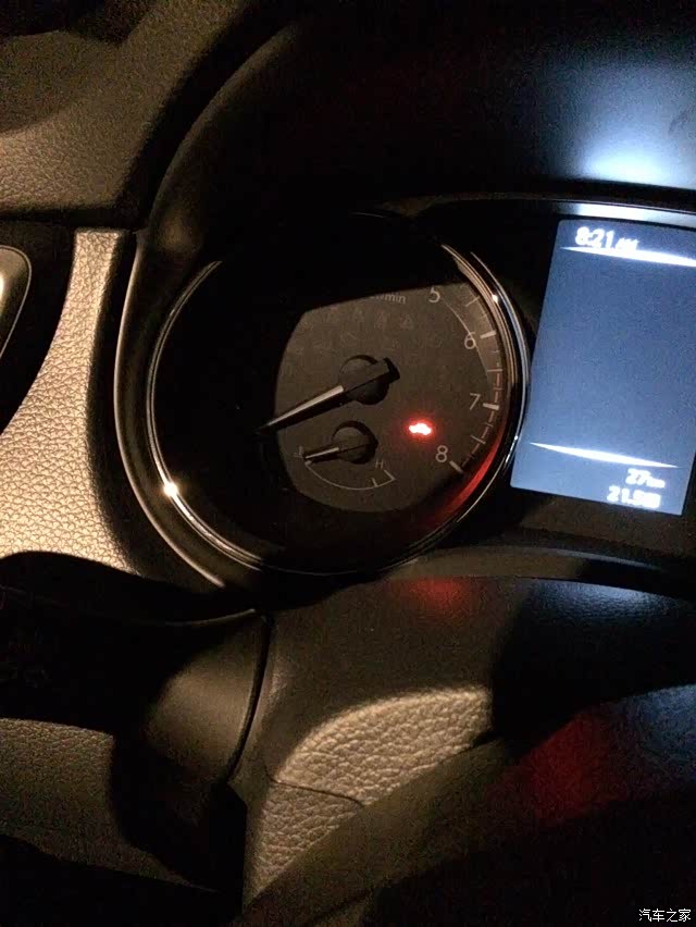 停车后红色一辆车的形状的灯在闪是什么意思