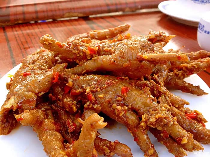 臭豆腐还看建水,大豆腐还看石屏,小肉串还看个旧,过桥米线还看蒙自