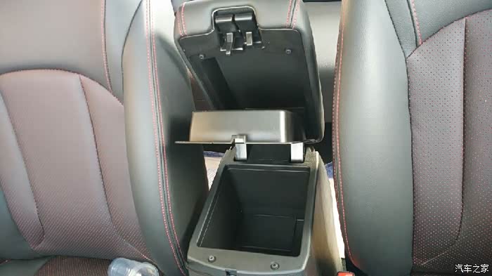 前扶手箱,两层设计