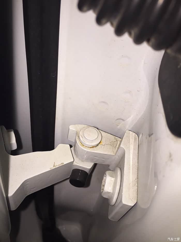 高7右后门铰链无故生锈!