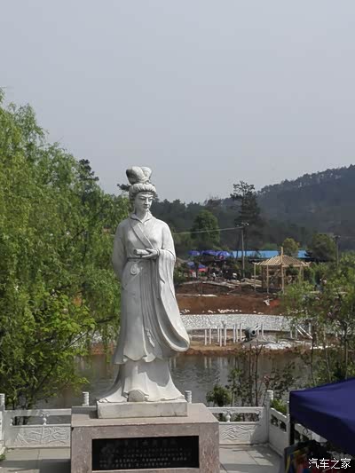 号称天下第一才女的黄月英塑像.