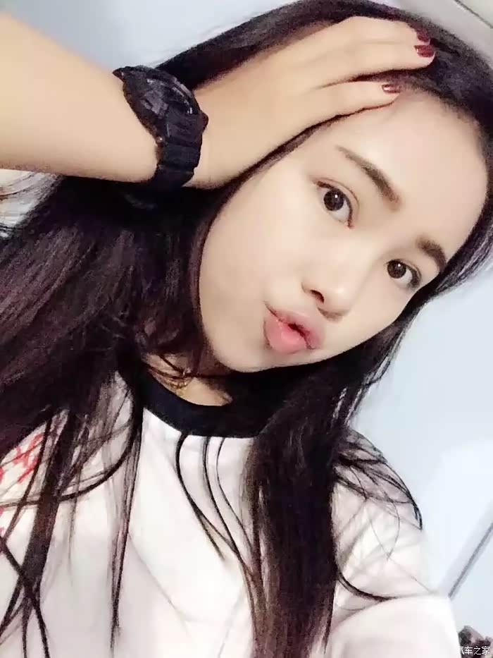 继续来张她当天自拍,我发现撅嘴是她特长,哈哈