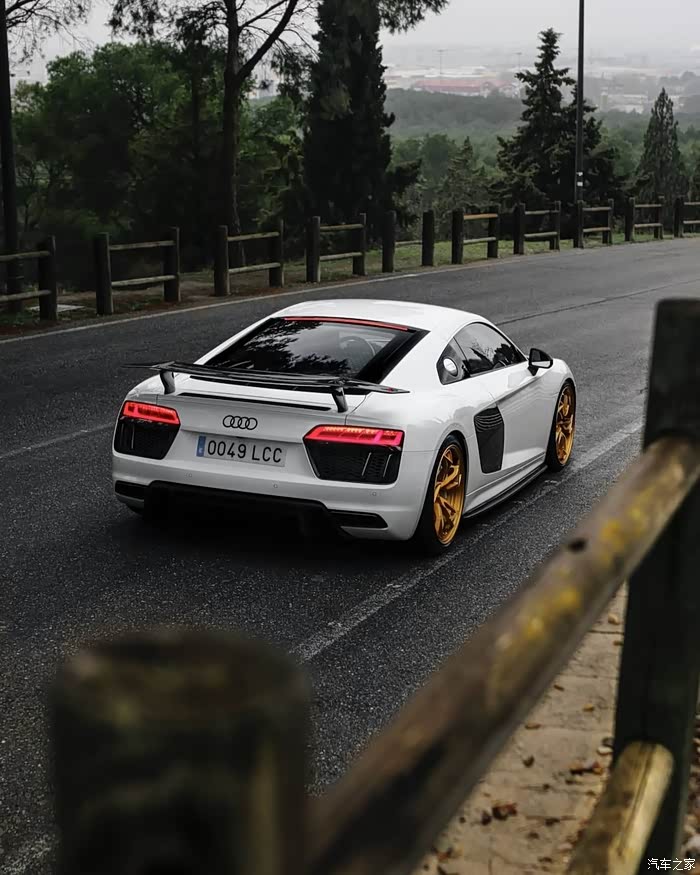 奥迪r8v10plus穿上了金色风火轮