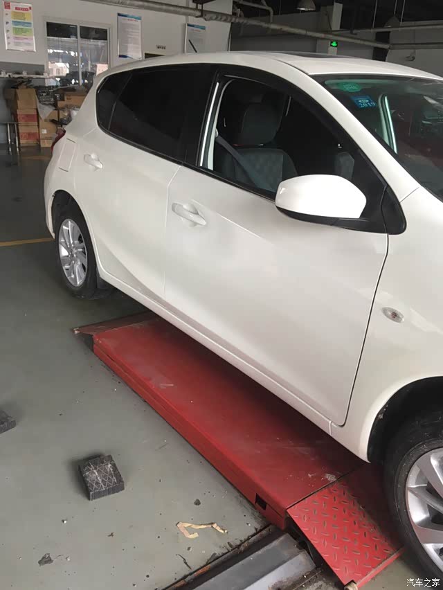 前后车门有明显色差 据说全部日产4s店都是一个调漆师傅 哪家4s店补漆