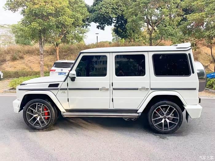 这款白色的巴博斯方方正正的姿态真是威武空间很大内饰优雅