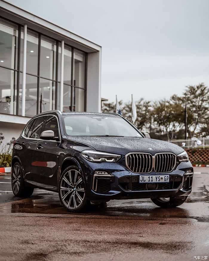 雨天很适合拍车,"湿身诱惑"的宝马x5 m50i