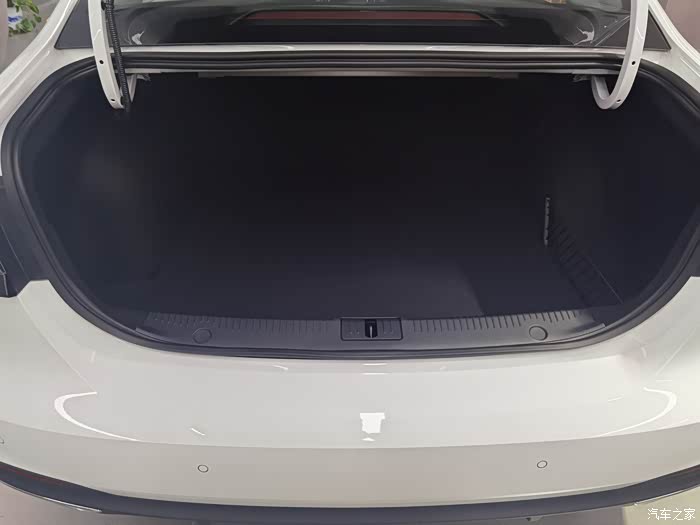 后备箱空间非常的nice,后排也是可以放到