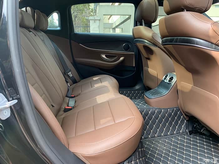 白天的内饰  后排空间也很奈斯 正常身高翘二郎腿没问题吧
