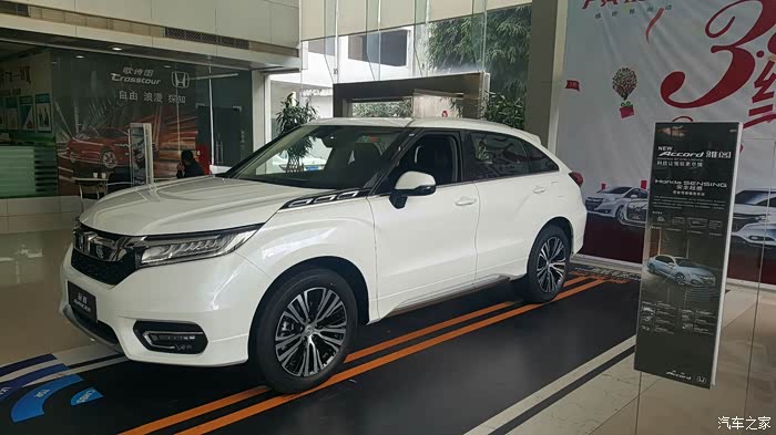 今天去看冠道白色还挺漂亮的,珍珠白有反光