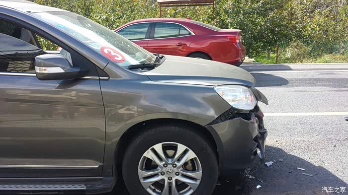 长城,小森,迈腾三车追尾