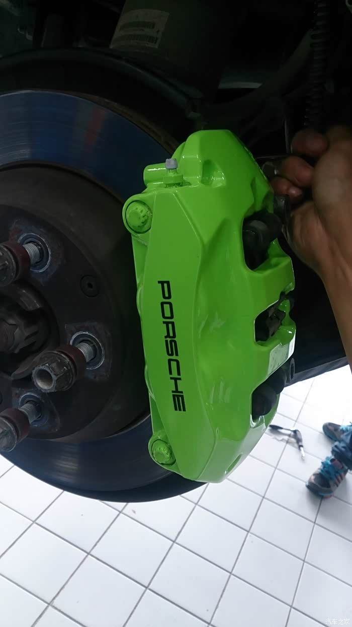 卡宴卡钳换色荧光绿