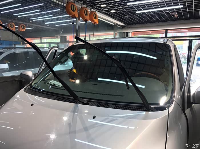 格瑞斯贴3m魔幻大师前挡膜作业