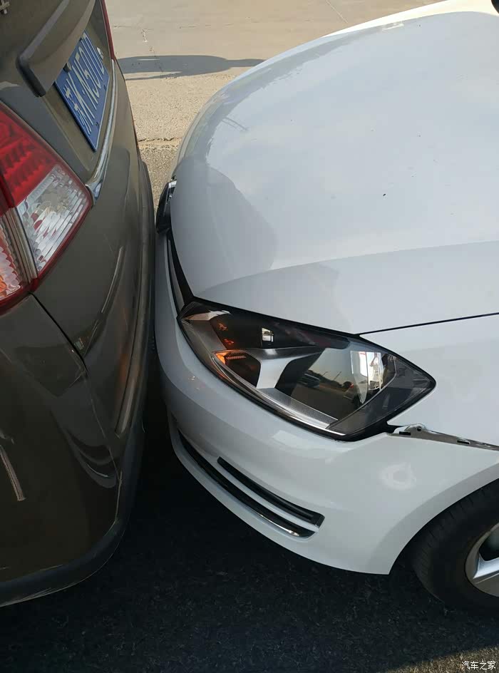【图】追尾了～心疼小白_高尔夫论坛_汽车之家论坛
