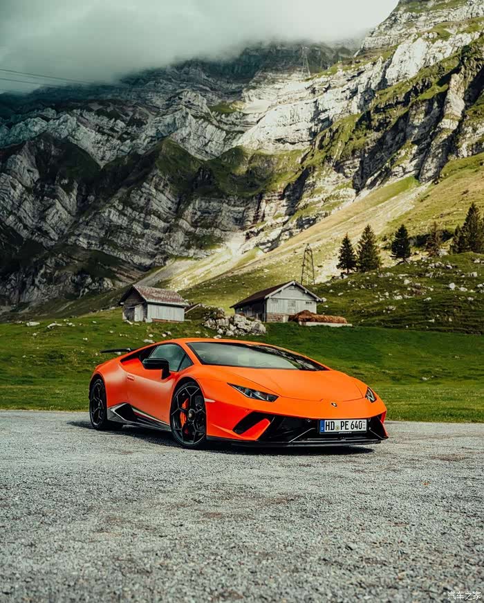 阿尔卑斯山脚下的橙色兰博基尼