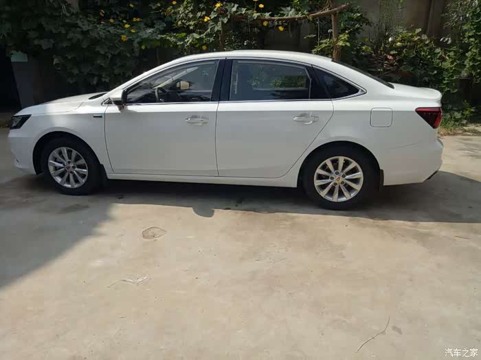 喜提荣威i6白色