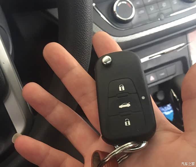 荣威360的钥匙!感觉很朴实,钥匙再设计的美观一点就更好了