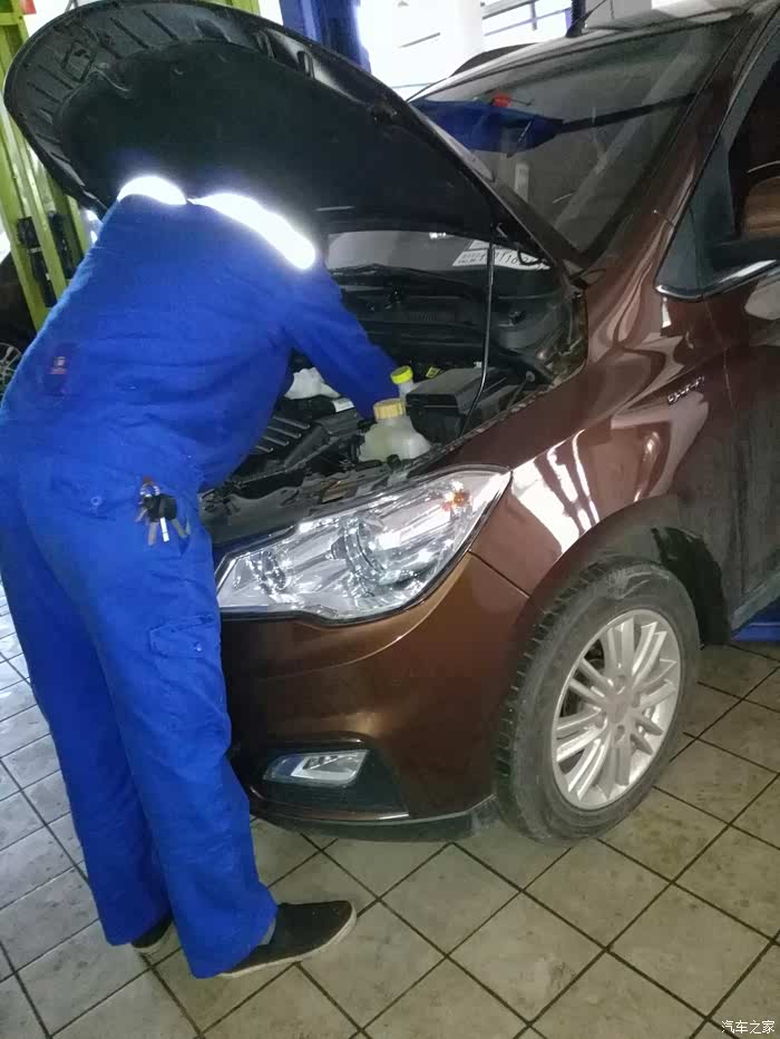 修车师傅在认真保养