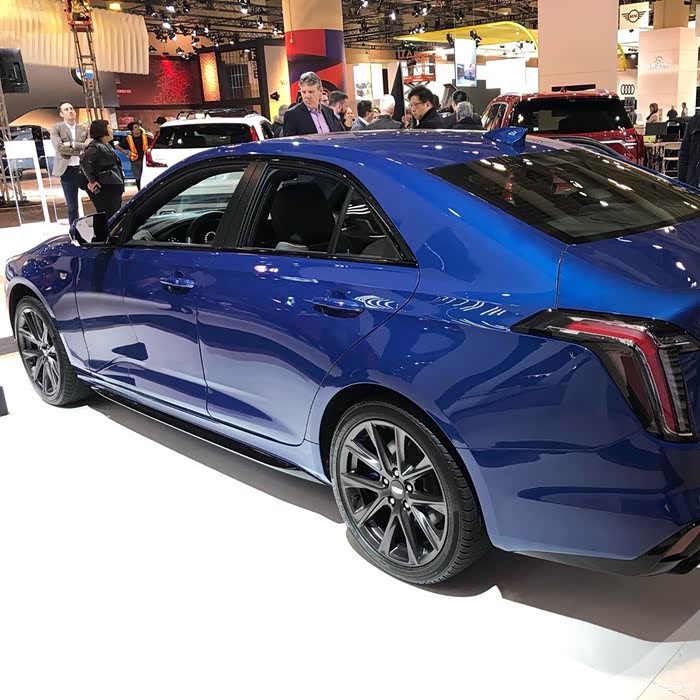 蓝色凯迪拉克ct5外观棱角分明轮胎抓地力强运动范儿十足