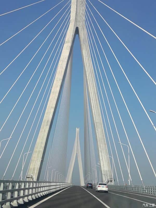 小睿睿上望东长江大桥啦