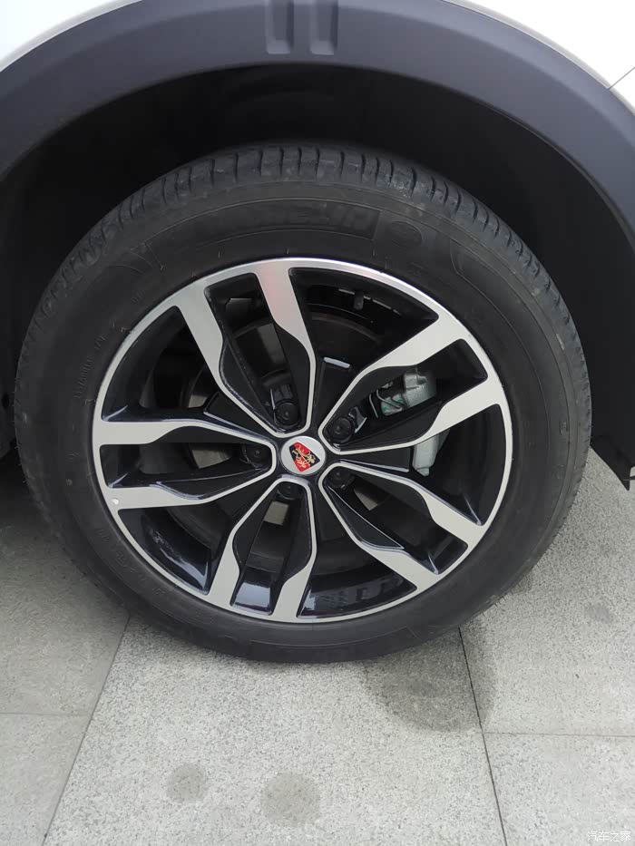 轮胎方面:荣威rx5互联网智享版轮胎采用米其林轮胎,型号为235/50 r18