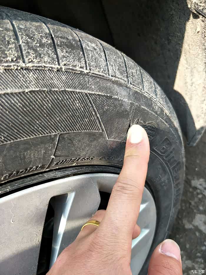 轮胎划痕
