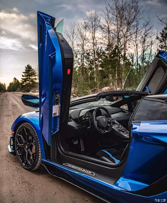 兰博基尼超级拉风的剪刀门.