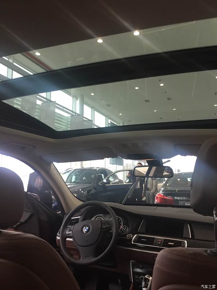 全景天窗,这个必须有,现在是个车都有全景天窗,60万的车要是再没有