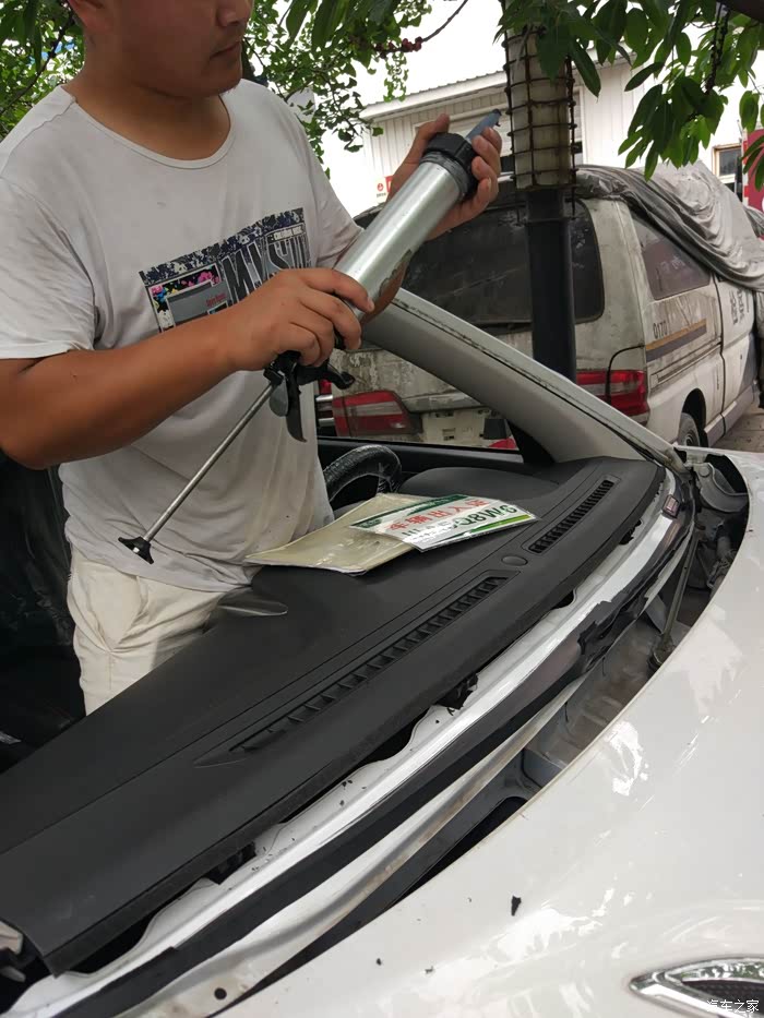 四川长安75换前档玻璃全过程