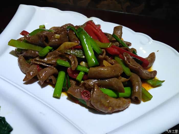 饭店的特色炒菜----爆炒牛肠!真是太好吃了.