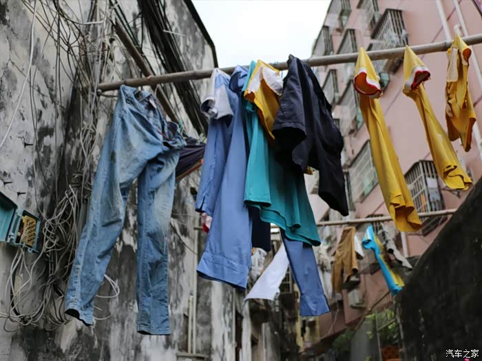 屋外竹竿晾衣服,感觉回到以前小时候住的房子那样,很淳朴