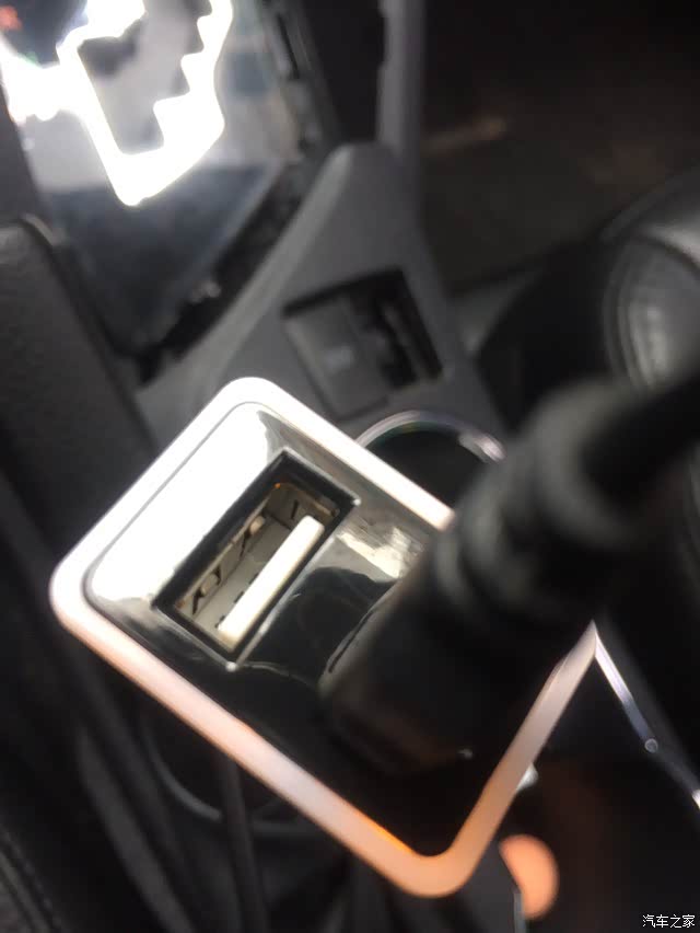 请问卡罗拉双擎有usb的手机充电口么?