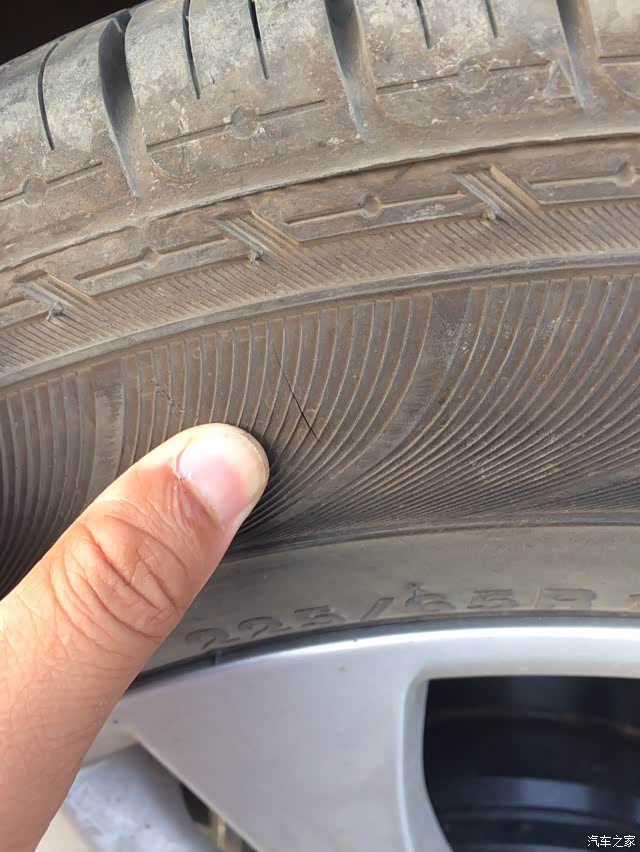轮胎上有裂纹用手可以扒出一点宽度这种情况怎么处理