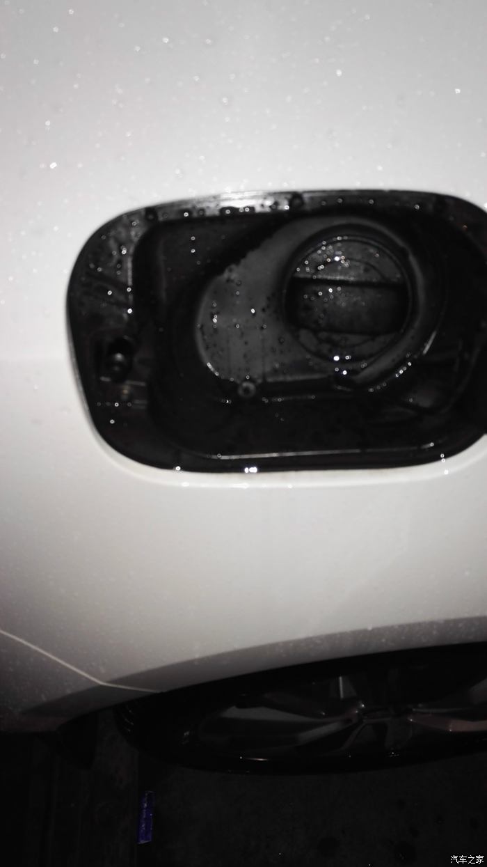 冬天车油箱下面滴水图片