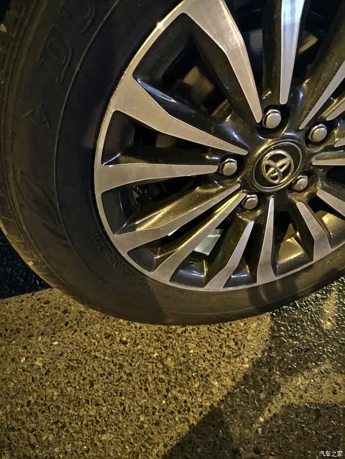 车胎扎了个钉子