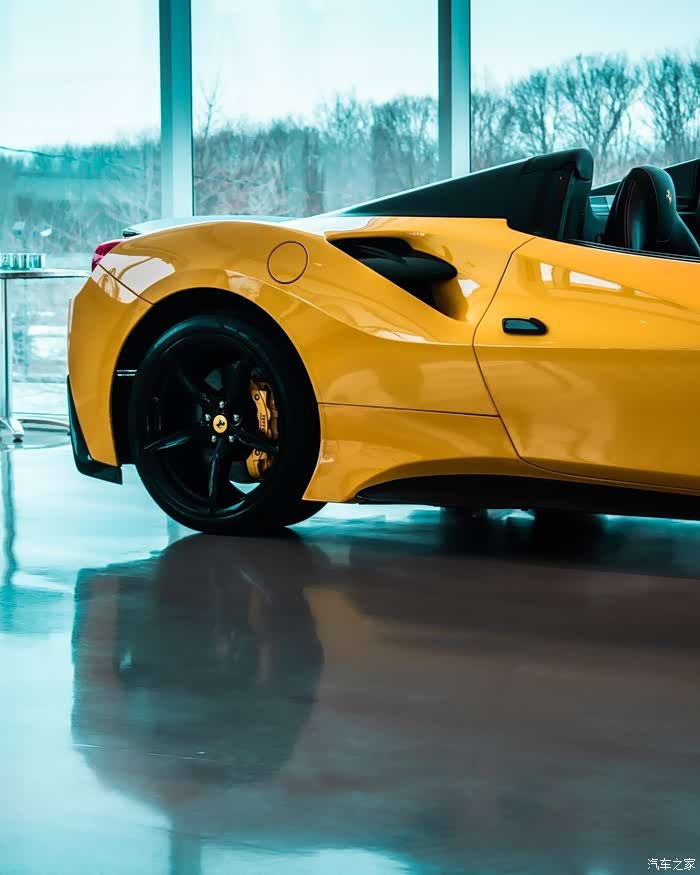 橙色的法拉利,这般凹凸有致的敞篷,设计真是独特有层次感,爱了