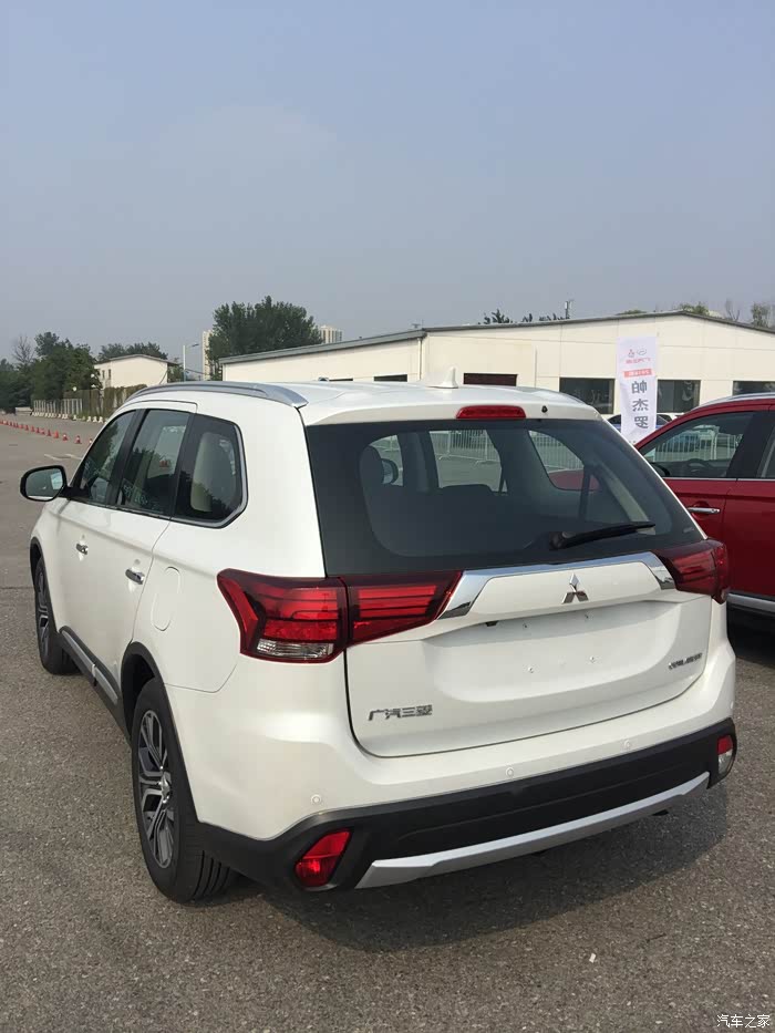 开着荣耀版参加嘉乐版北京发布会汽车之家首发