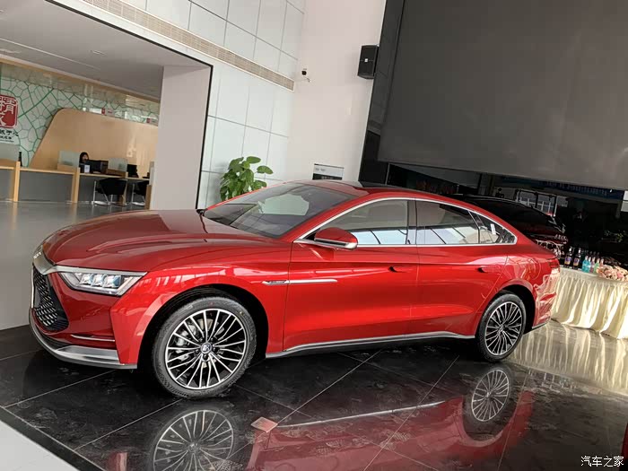 比亚迪汉dm红色看起来真好看