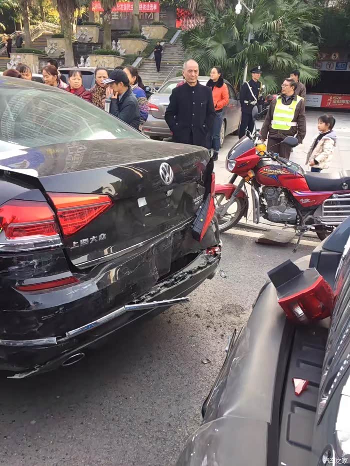 帕萨特380tsi新车被人追尾