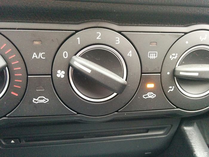 每次车打火启动,空调上这个内循环灯就一直亮着,好像也无法关闭,请问