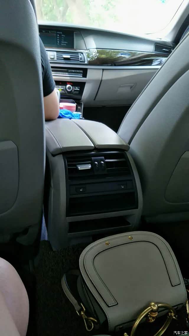 女神坐的车,是什么车啊,老款宝马五系么?急!急!急!在线等