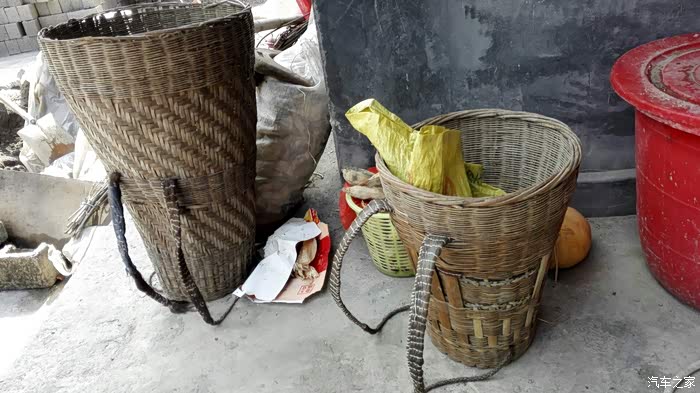 土家特色背篓.无论干活上集市,当地居民都喜欢背上它.