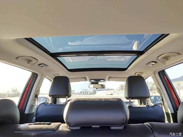 有了全景天窗,车内采光绝对一流.