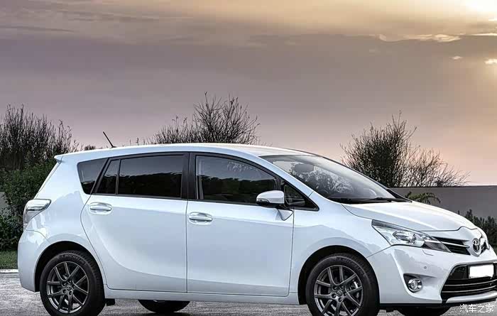 丰田verso的整体设计风格比较偏向于时尚年轻化.