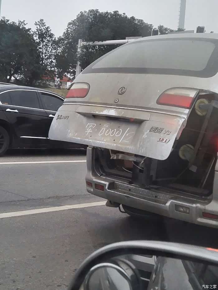 这个车牌屌.比比sb110