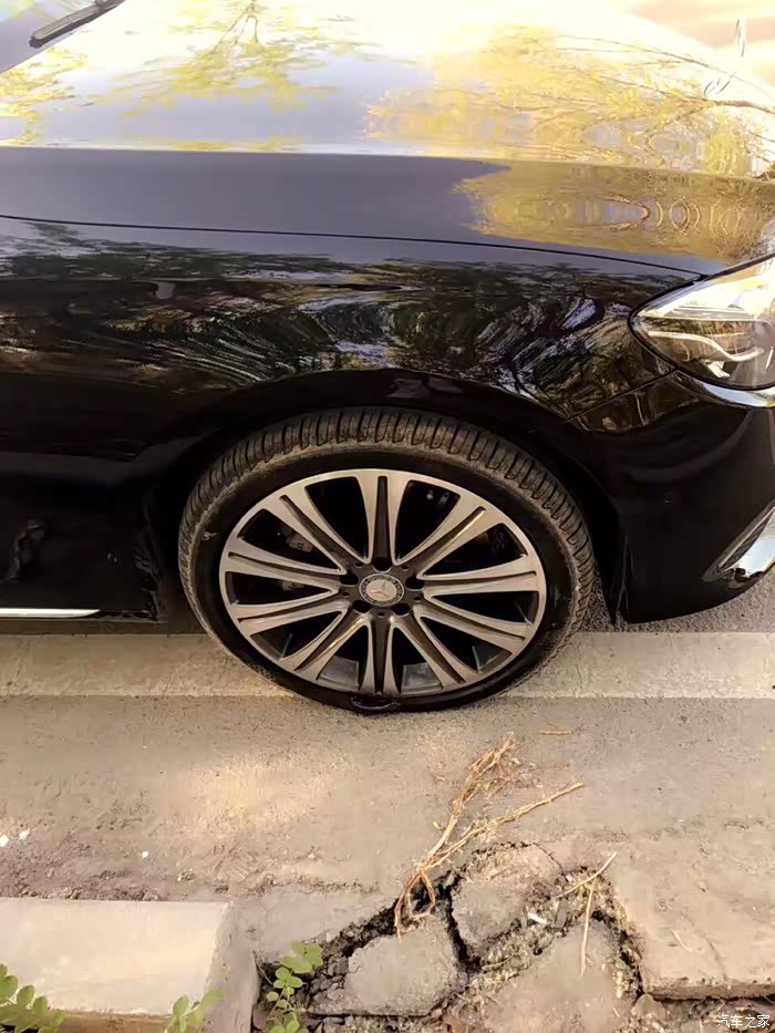 新奔驰e300l豪华提车两天爆胎这什么质量