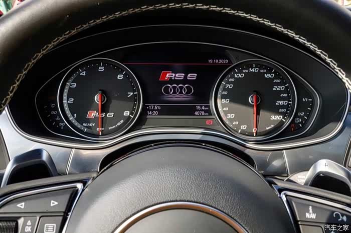 黑色的奥迪rs,黑色的座椅真是有雅致,精致的仪表盘真是爽呀.