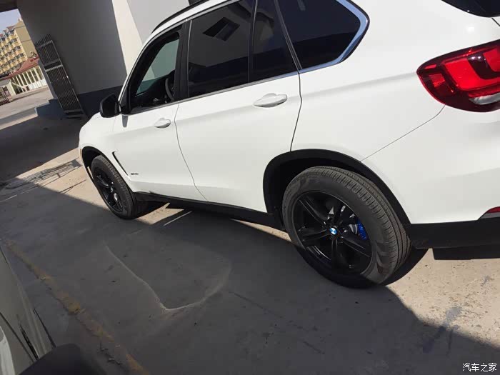 美不美黑色轮毂加蓝色卡钳